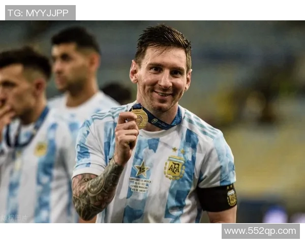 足球球星自拍瞬间展现个人魅力与赛场风采引发粉丝热议