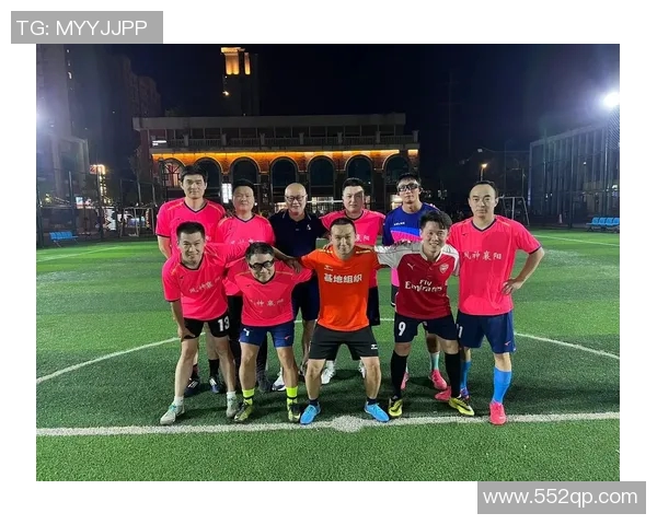 足球场上碰拳瞬间揭示的球星默契与团队精神解析